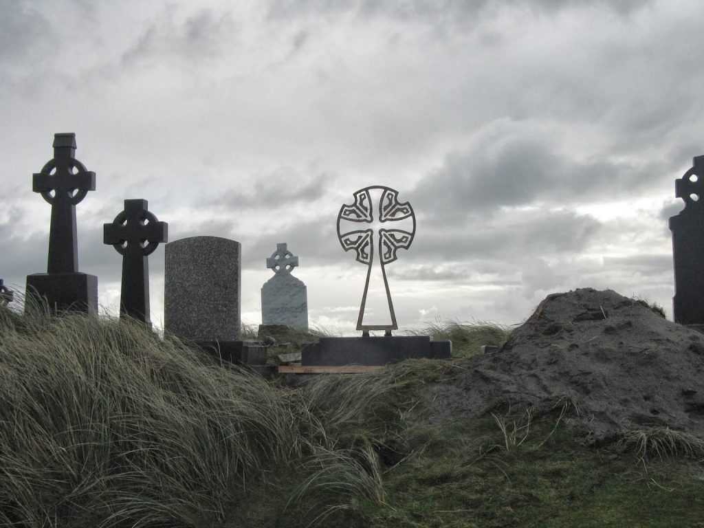 st Caomhán kruis op een graf op Inis Oirr (Ierland)