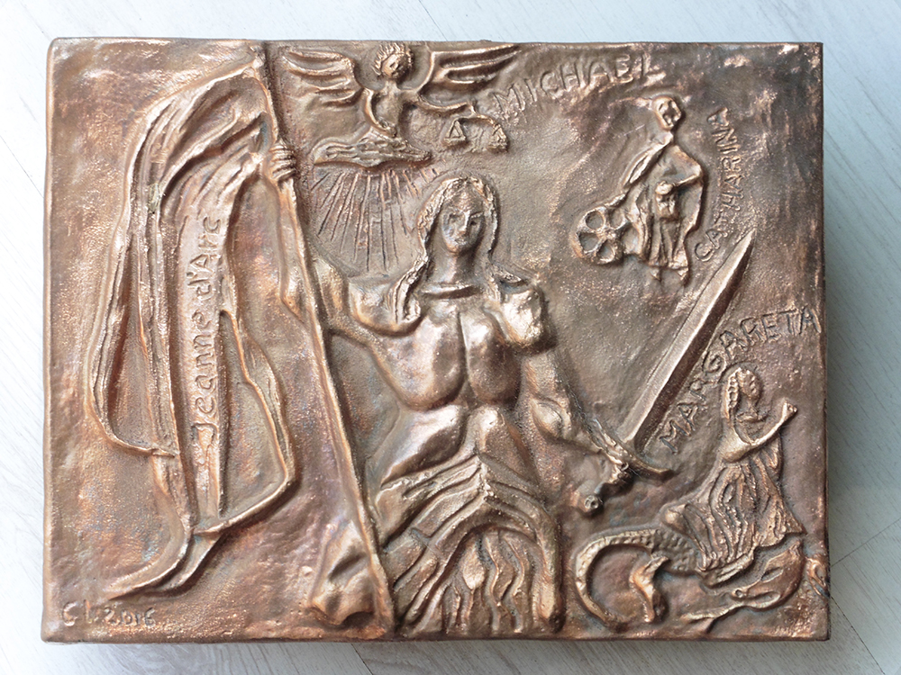Voor een nieuw huis: een bronzen relief voorstellende Jeanne d'Arc en de heiligen die aan haar verschenen
