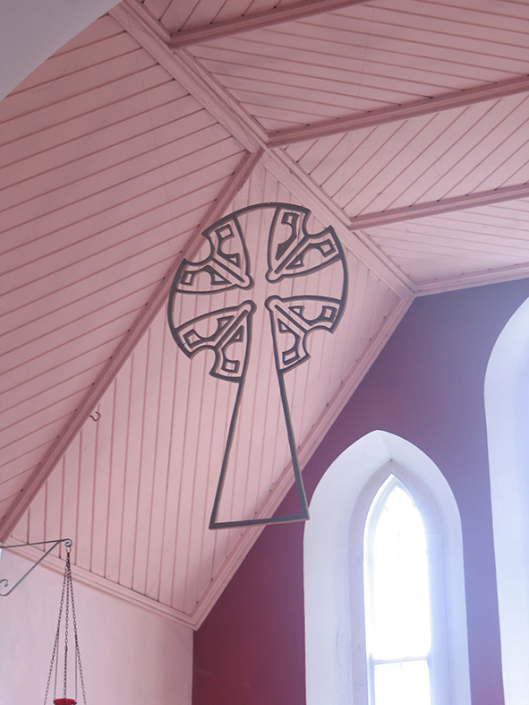 Reconstructie van st. Quavan's kruis in hout, boven altaar kerk